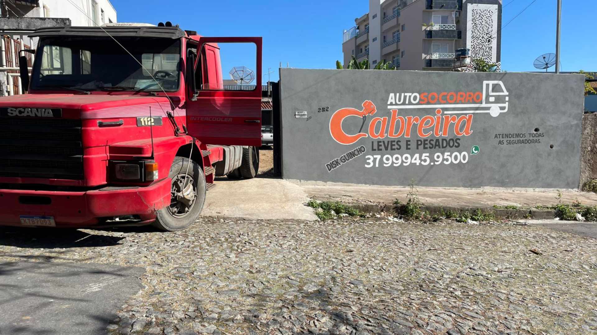 Empilhadeira em operação — Auto Socorro Cabreira
